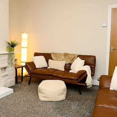 Delightful 2 Bed Town Centre House, Sleeps 4 Apartment Barnsley Exterior photo