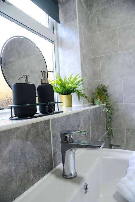 Delightful 2 Bed Town Centre House, Sleeps 4 Apartment Barnsley Exterior photo