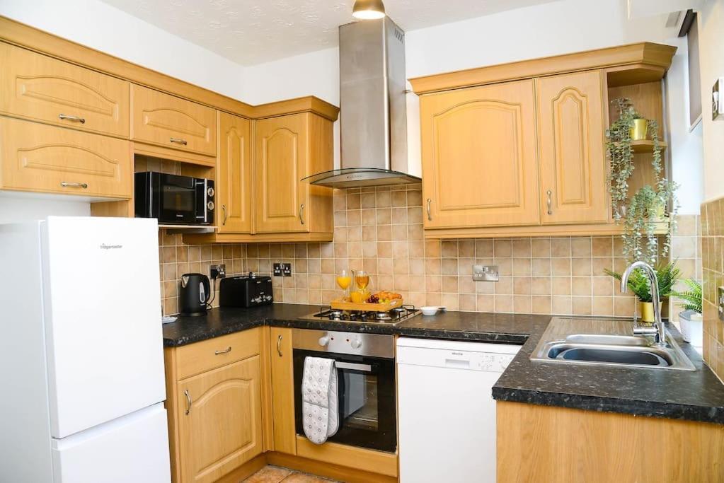 Delightful 2 Bed Town Centre House, Sleeps 4 Apartment Barnsley Exterior photo