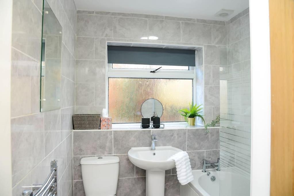 Delightful 2 Bed Town Centre House, Sleeps 4 Apartment Barnsley Exterior photo